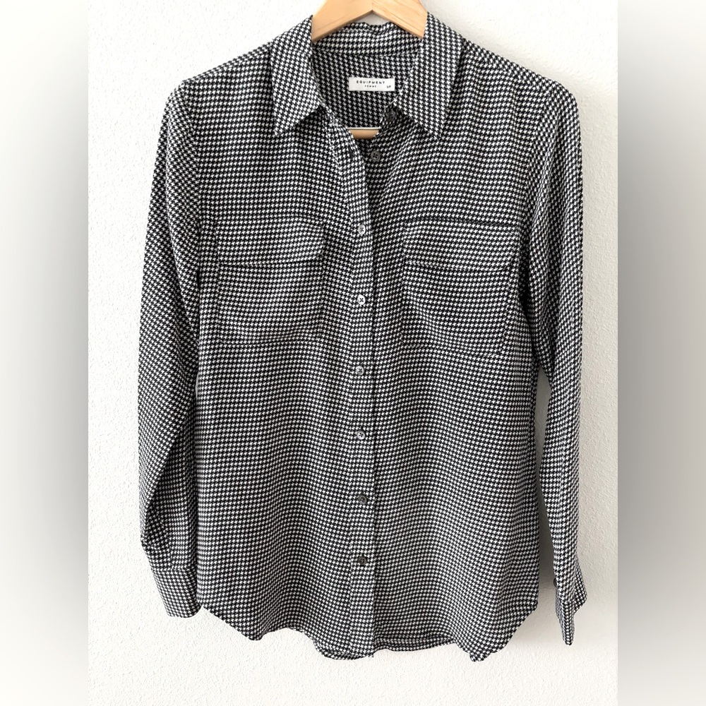 Equipment femme black and white button up top